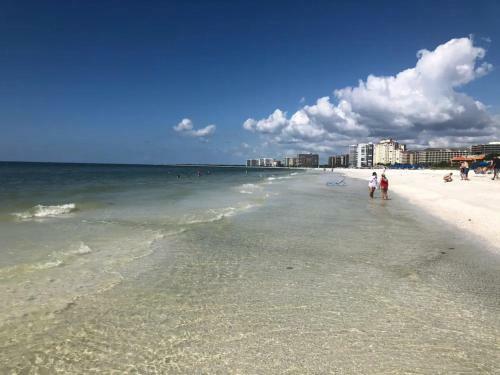 Beach 5 Min. Walk-luxurious Modern Pool Home