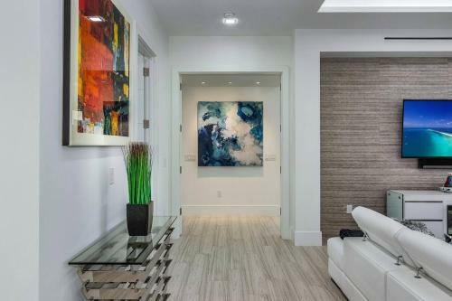 Beach 5 Min. Walk-luxurious Modern Pool Home