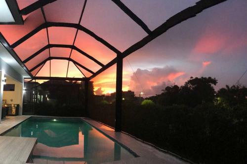 Beach 5 Min. Walk-luxurious Modern Pool Home