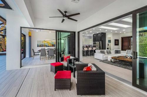 Beach 5 Min. Walk-luxurious Modern Pool Home