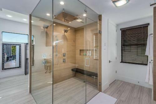 Beach 5 Min. Walk-luxurious Modern Pool Home