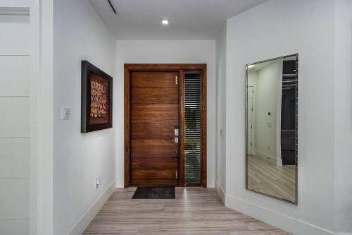 Beach 5 Min. Walk-luxurious Modern Pool Home