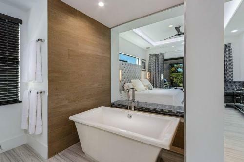 Beach 5 Min. Walk-luxurious Modern Pool Home