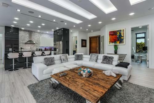 In Construction Beach 5 Min Walk Heated Pool Outdoor Kitchen Modern