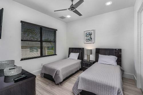 In Construction Beach 5 Min Walk Heated Pool Outdoor Kitchen Modern