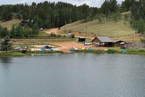 Villa Gorgeous 3bdrm Cabin Sleeps 12 On A Private Lake