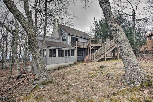 Mountaintop Wintergreen Resort Home With Deck And Views!