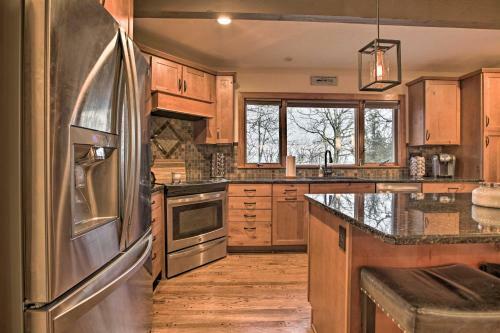 Mountaintop Wintergreen Resort Home With Deck And Views!