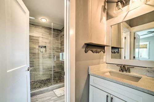 Beach Retreat With Rooftop Deck, Walk To Beach!