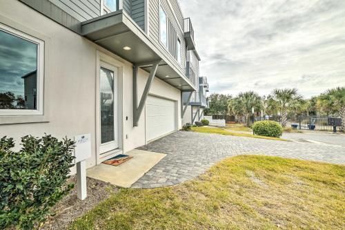 Beach Retreat With Rooftop Deck, Walk To Beach!