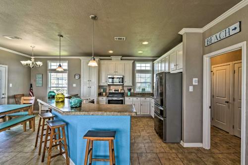 Coastal Home With Ocean Views - Walk To Beach!