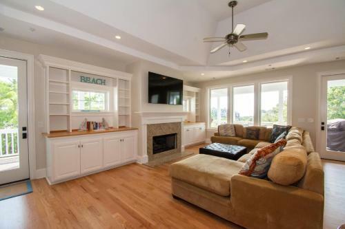 719 Sea Dragon Ln - Robin's Nest
