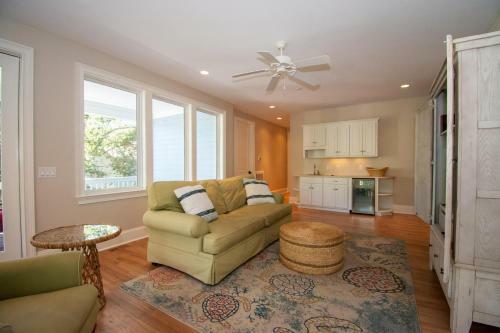 719 Sea Dragon Ln - Robin's Nest