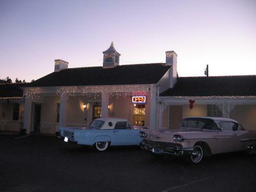 White Columns Motel