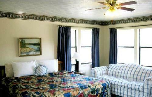 White Columns Motel