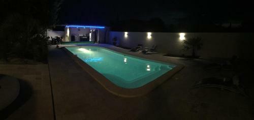 Maison Proven�ale Avec Piscine � Pourri�res