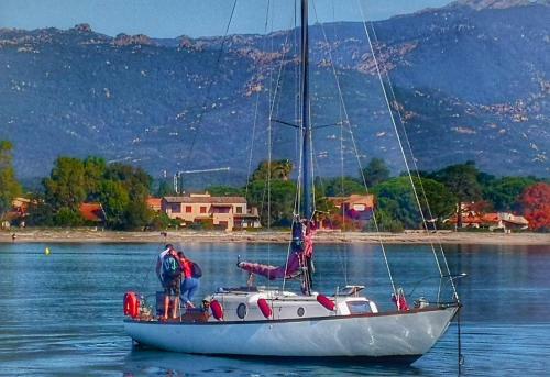 Seuls � Bord D'un Voilier