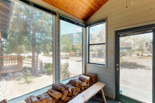 Foothills Lodge And Cabins