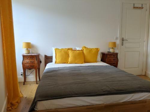 G�te Rue Des Fleurs Puycelsi