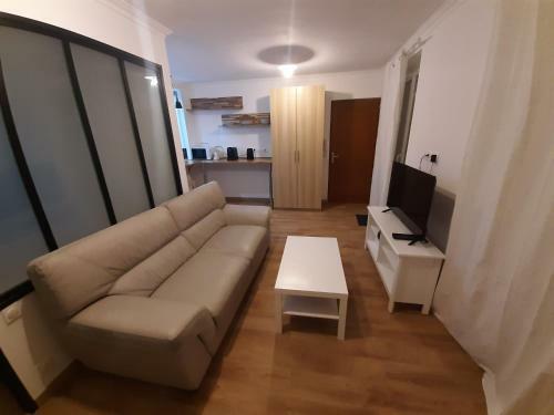 Apartamento Appartement 2 Pi�ces, Proche Rer, Bus Et Chateau