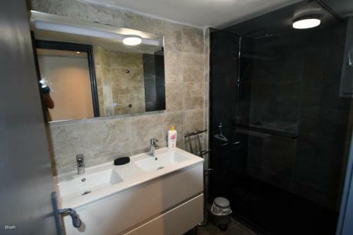 Meubl� 4 �toiles En Bord de Loire