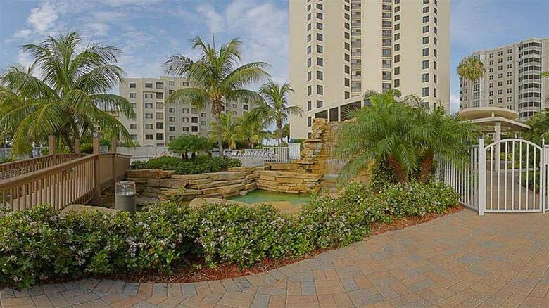 Hotel Pointe Estero Resort