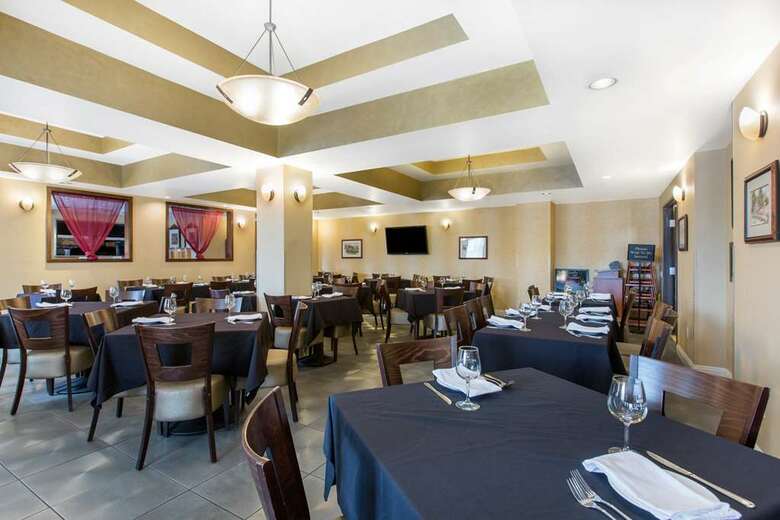 The Oaks Hotel & Suites