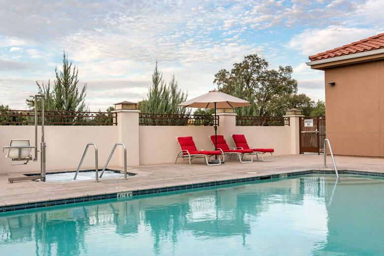 The Oaks Hotel & Suites