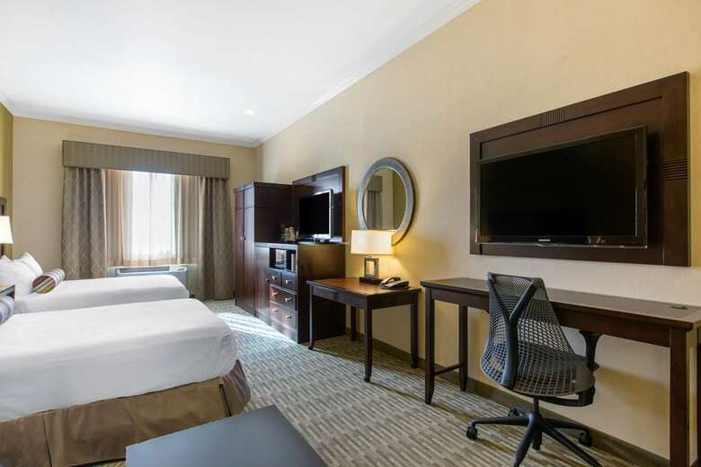 The Oaks Hotel & Suites