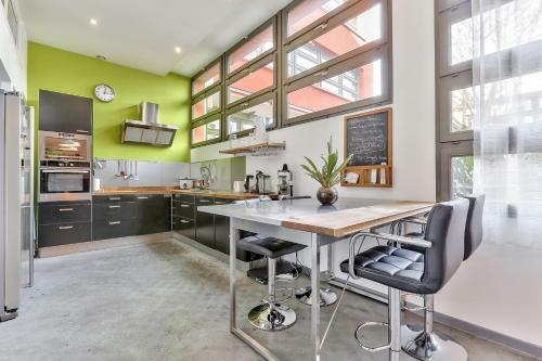 Chic And Spacious Apart Near Paris