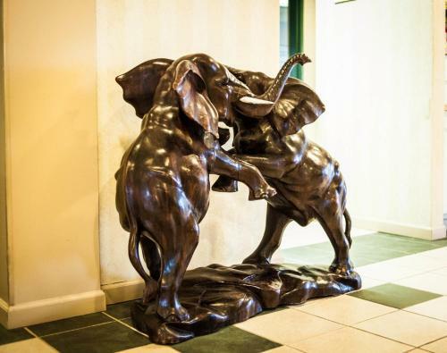 Hotel Greystone Inn & Suites