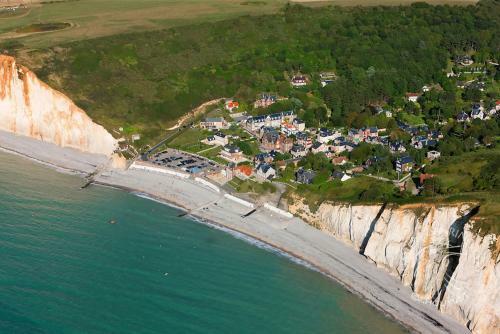 Chaumi�re En Bord de Mer