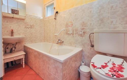 Nice Home In Roquebrune-sur-argens With 2 Bedrooms