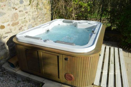 Luxury 2 Bed Cottage With Jacuzzi Near Limoux