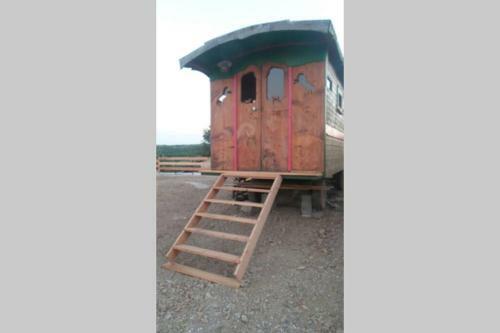 Maisonnette Et Roulotte Perch�es En Ard�che