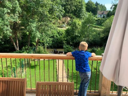 Villa Au Bord de La Rivi�re Avec Spa