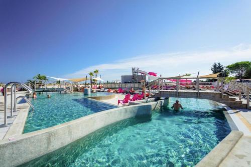 Mobile Home In S�rignan With Great Pool Area