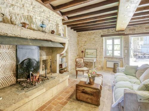 Lovely Farmhouse In Talon With Fireplace