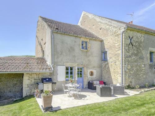 Lovely Farmhouse In Talon With Fireplace