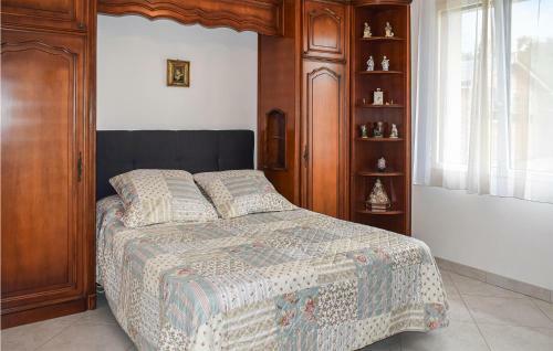 Stunning Home In Tr�l�vern With 2 Bedrooms