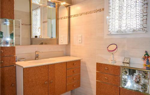 Stunning Home In Tr�l�vern With 2 Bedrooms