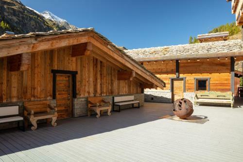 Chalet Carte Blanche Banksy
