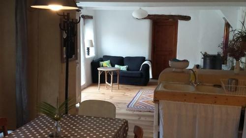 Maison Et Rivi�re
