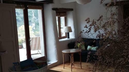 Maison Et Rivi�re