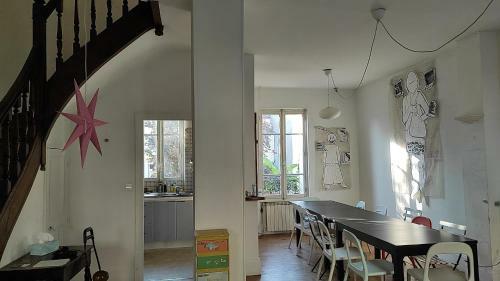 Grande Maison Ancienne Simple Et Spacieuse.