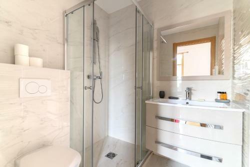 Bright And Spacious Apartment Equipped With All Comfort At Two Steps From