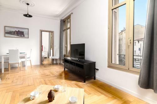 Bright And Spacious Apartment Equipped With All Comfort At Two Steps From
