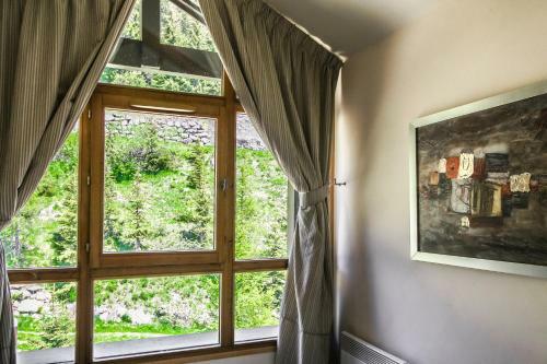 Charming 6th-floor 2-bedroom Apartment With Fireplace