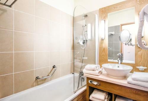Bright, Spacious South-facing 1-bedroom Apartment