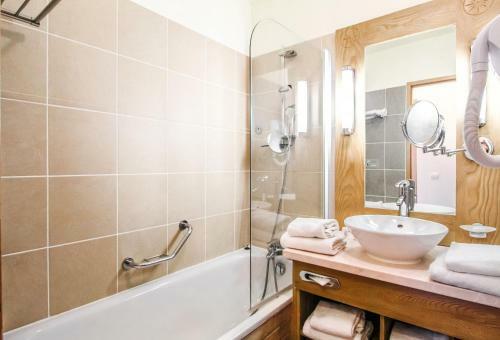 Bright, Spacious South-facing 1-bedroom Apartment